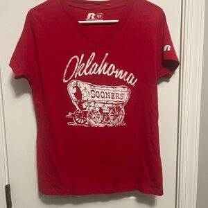Women’s Med Red V Neck Oklahoma Sooners T shirt. NCAA American‎ College